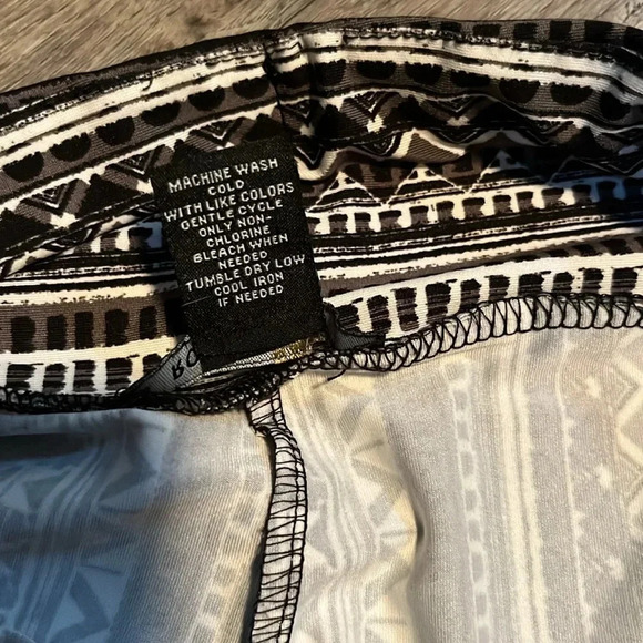 Robert Louis wide leg st pants black white pattern with belt - Picture 5 of 7